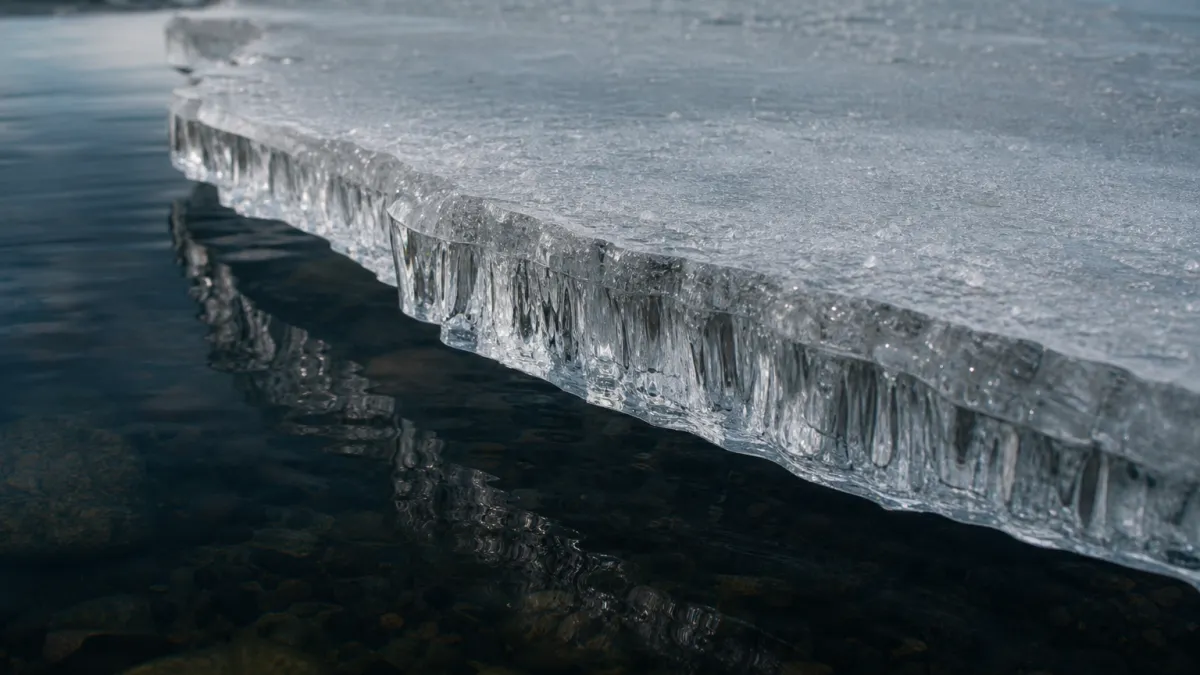 Glace flottante : pourquoi la glace ne coule-t-elle pas ?